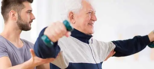 Fernstudium: Personal Trainer und Fitness 65+ (Seniorentrainer) - Hochrangiger Mann, der nach Herzinfarkt trainiert und sich erholt