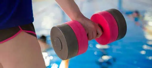 Aqua-Fitnesstrainer per Fernstudium | Trainer near the sports swimming pool trains aqua aerobics.