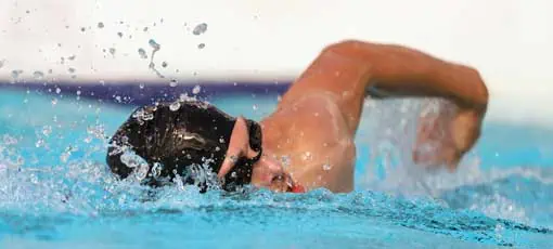 Schwimmtrainer Ausbildung | Triathlon-Fitness-Sportler-Training im Wellness-Pool im Fitnesscenter. Schwimmer Mann schwimmt in blauem Wasser