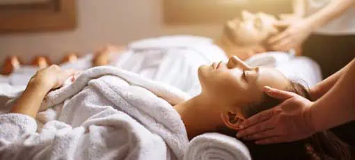 Fachpraktiker/in für Massage, Wellness und Prävention | Junge Paare, die im Beauty Spa eine Kopfmassage erhalten